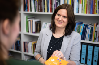 Karolin Weide vor Bücherregal
