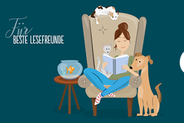 Frau lesend im Sessel mit Hund und Katze 