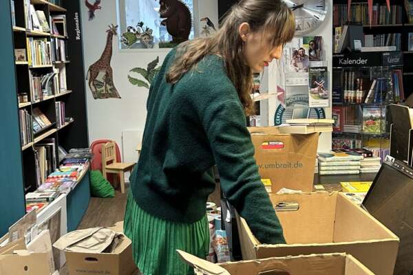 Rahel Trotta beim Wareneingang in der Buchhandlung