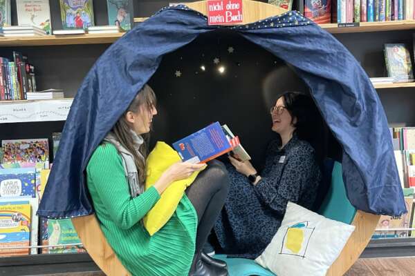 Rahel Trotta und Franziska Werum in der Lesehöhle der Buchhandlung