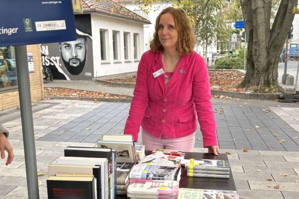 Sarah Reul während Buchhandlungs-Aufgaben