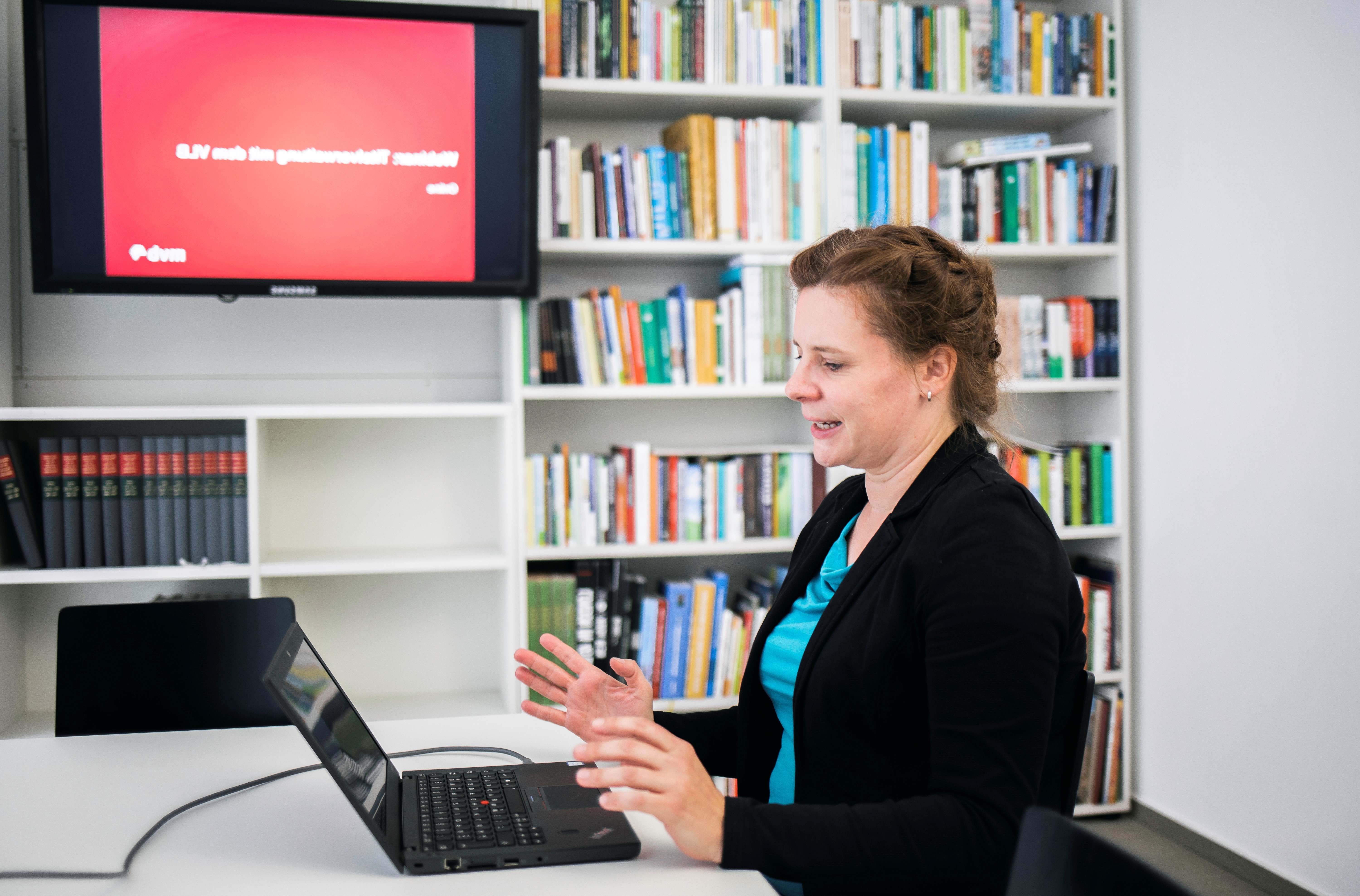 MVB Mitarbeiterin arbeitet an einem Laptop