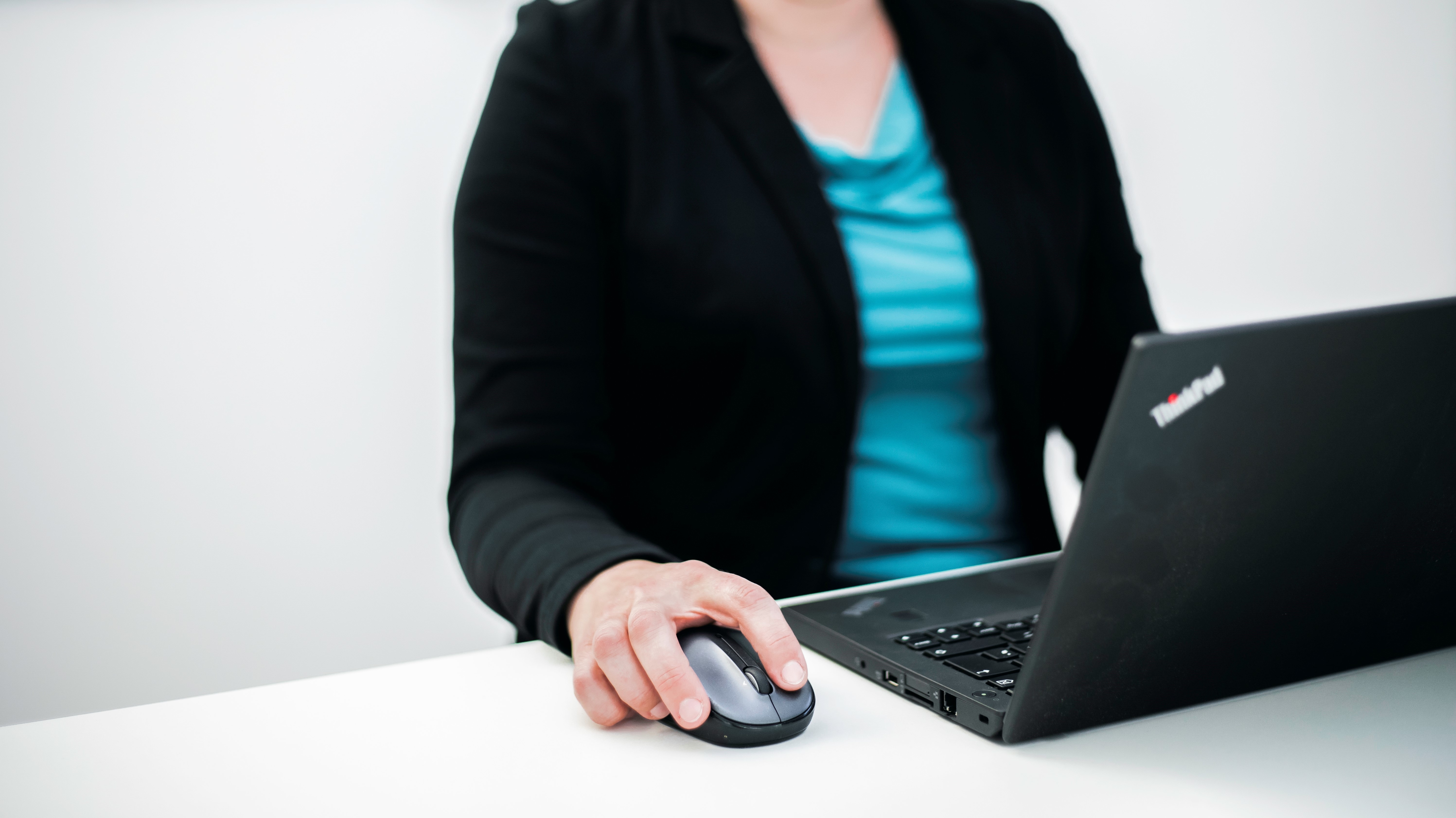 MVB Mitarbeiterin arbeitet am Laptop