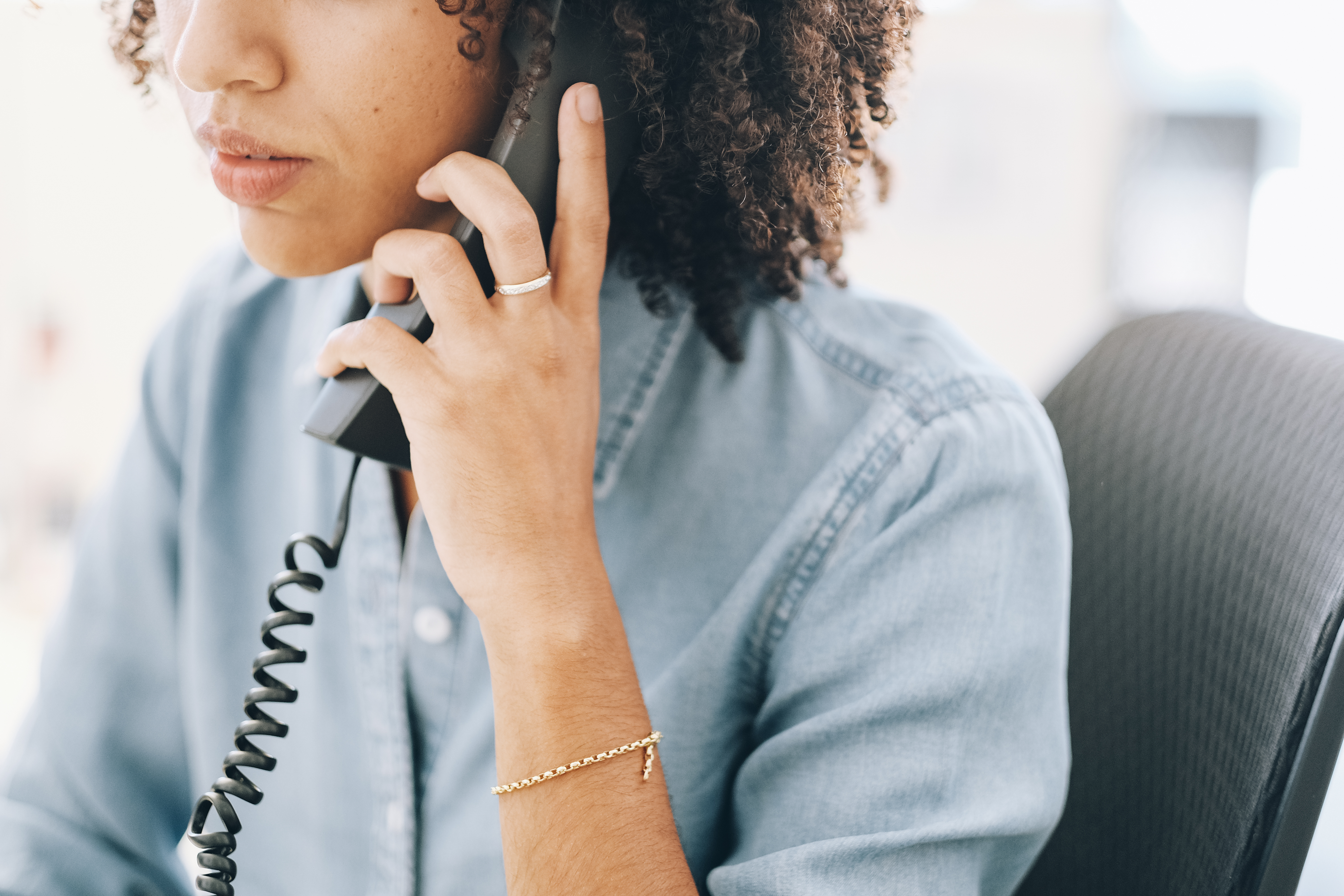 MVB-Mitarbeiterin am Telefon.