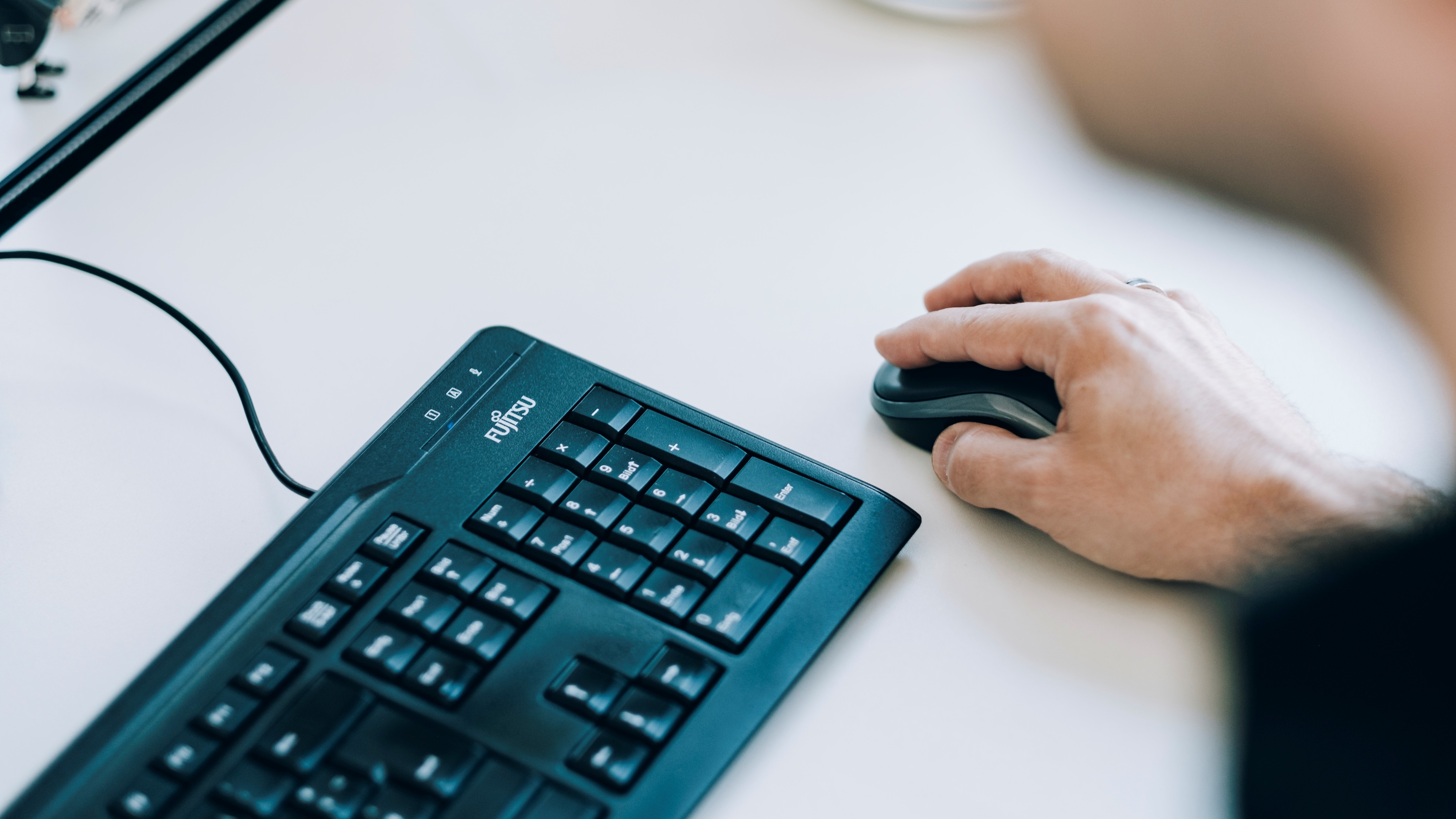 MVB Mitarbeiter arbeitet am Computer.