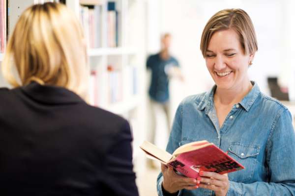 MVB Mitarbeiterin hält ein Buch in den Händen