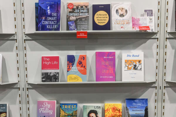 Regalwand Erzaehlungen Romane Lyrik 5