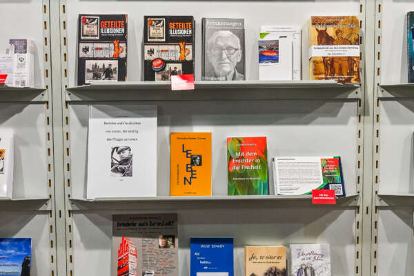 Regalwand  Biographien Erinnerungen