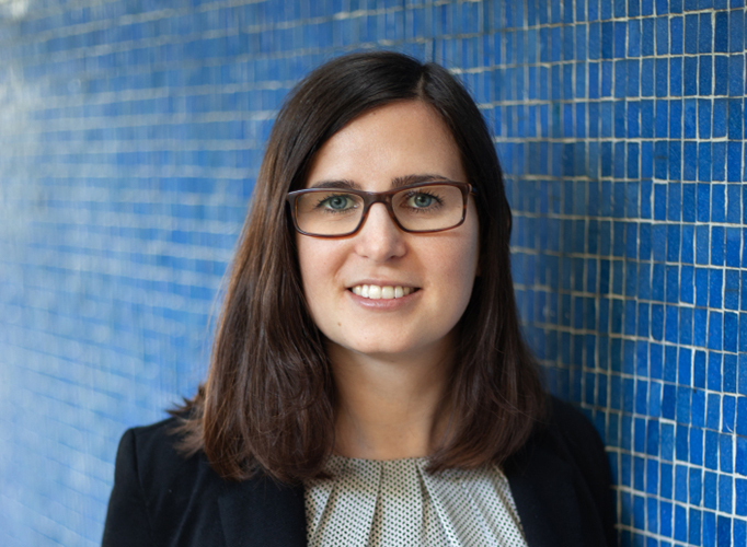 Portrait von Franziska vor einer blauen Wand