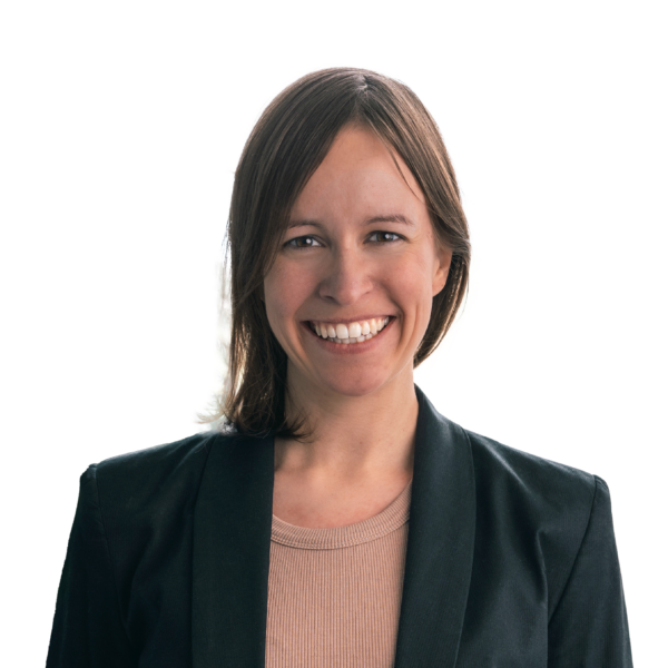 Portrait von Berit Smolla vor einer weißen Wand.