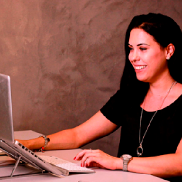 Priscila Xavier sitzt an einem Laptop