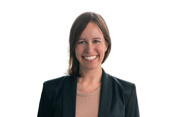 Portrait von Berit Smolla vor einer weißen Wand.