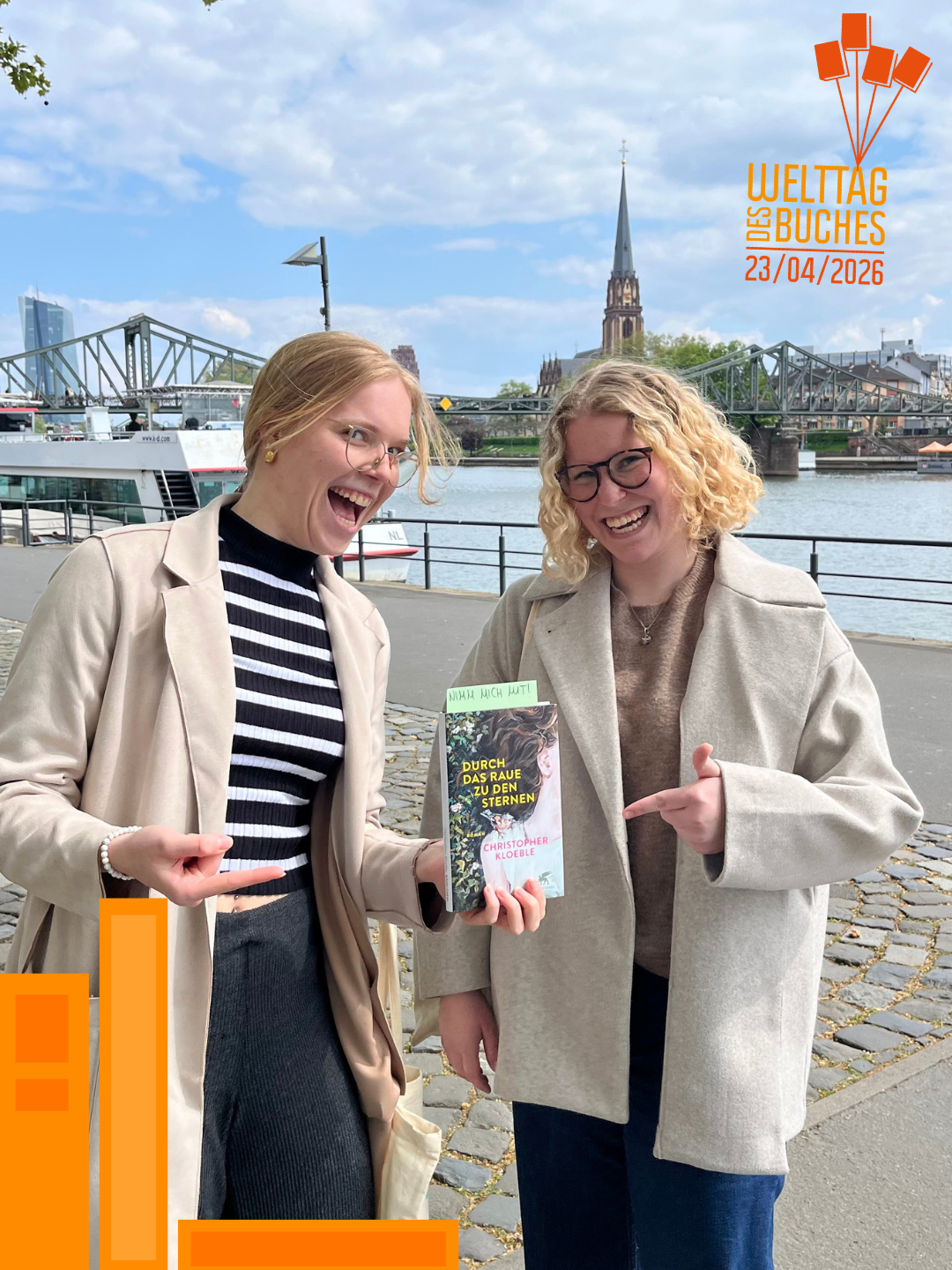 Ronja und Emely setzen mit voller Begeisterung Bücher in Frankfurt aus