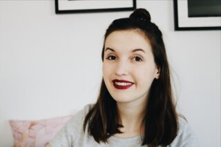 Julia Lotz vom Blog "Miss Foxy Reads" lächelt vor einem weißen Hintergrund in die Kamera.