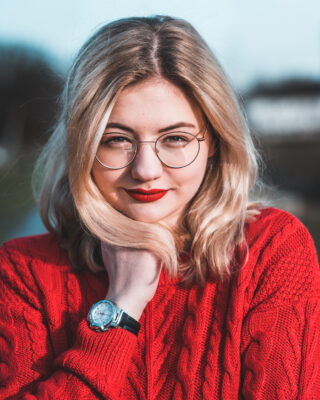 Anna Neumann von Blog "Ink of Books" lächelt in die Kamera.