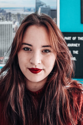 Julia vom Blog "The Book Dynasty" lächelt in die Kamera.