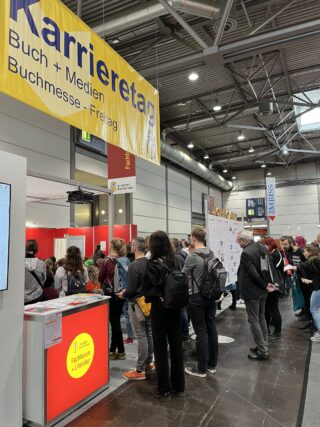 Messestand mit Besuchenden