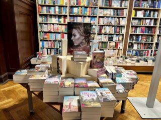 Büchertisch "Eintauchen - historisch" in der Buchhandlung Ludwig.