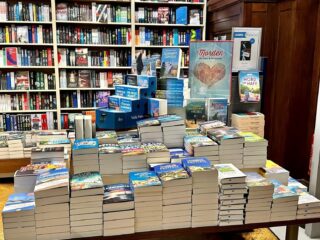 Büchertisch "Entspannen -Krimihandlung" in der Buchhandlung Ludwig.