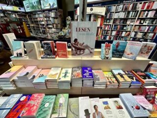 Büchertisch "Entspannen -Literatur" in der Buchhandlung Ludwig.