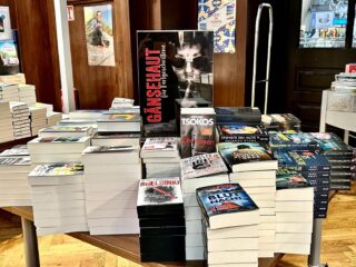 Büchertisch "Nervenkitzeln" in der Buchhandlung Ludwig.