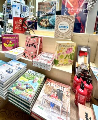 Tisch mit Kochbüchern zu internationalen Gerichten