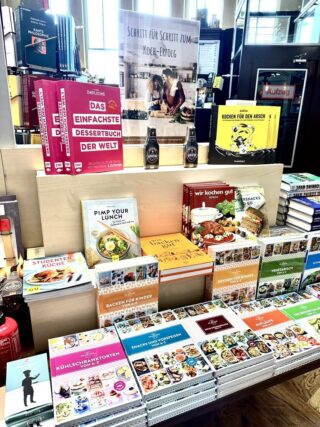 Tisch mit verschiedenen Kochbüchern