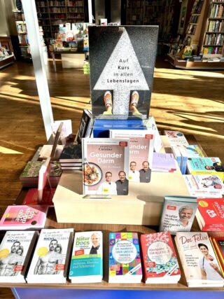 Tisch mit Büchern zum Thema Lebenshilfe