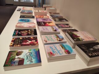 Verschiedene Bücher liegen nach der Inventur nebeneinander auf einem weißen Tisch.