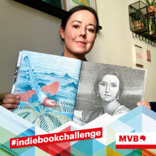 Ines Roth hält im Rahmen der Indiebookchallenge im Februar das Buch "Money" in den Händen und lächelt.