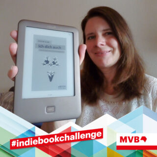 Daniela Kahl hält im Rahmen der indiebookchallenge im Mai das Buch "ich dich auch" in den Händen und lächelt.
