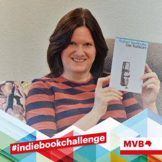 Karolin Weide hält im Rahmen der indiebookchallenge im November das Buch "Der Trafikant" in den Händen und lächelt.
