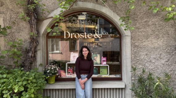 Lilly Ludwig vor ihrer Buchhandlung Droste und Co.