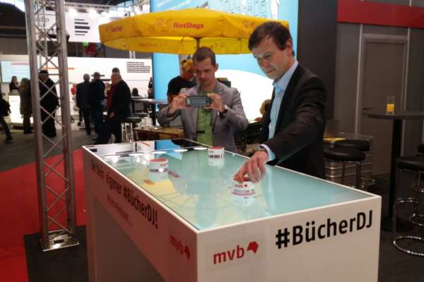 Der Bücher-DJ hinter dem DJ Pult im Jahr 2017