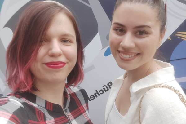 Selfie von Anna Göckel und Xelda Altan, die in die Kamera lächeln.