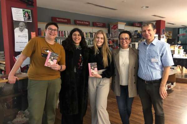 Vier Frauen und ein Mann stehen nebeneinander in der Buchhandlung Bücher König. Zwei davon halten ein Buch hoch, eine der Frauen ist eine Autorin.