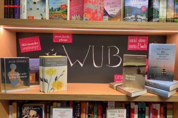 Blick in ein Bücherregal mit Büchern passend zur Woche der unabhängigen Buchhandlungen.