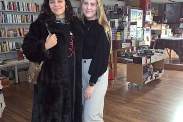 Zwei Frauen stehen lächelnd nebeneinander in der Buchhandlung Buecher Koenig in Neunkirchen.