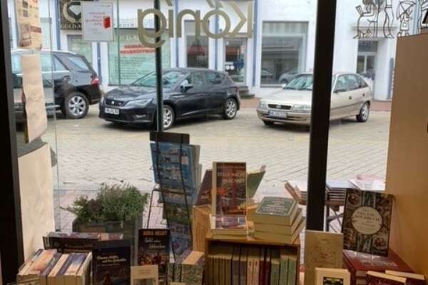 Ein Schaufenster von innen, welches zur Buchhandlung Bücher König gehört.