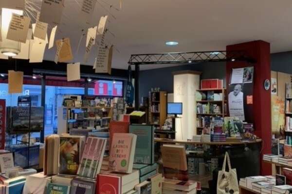Blick auf Regale und Büchertische in der Buchhandlung Bücher König.