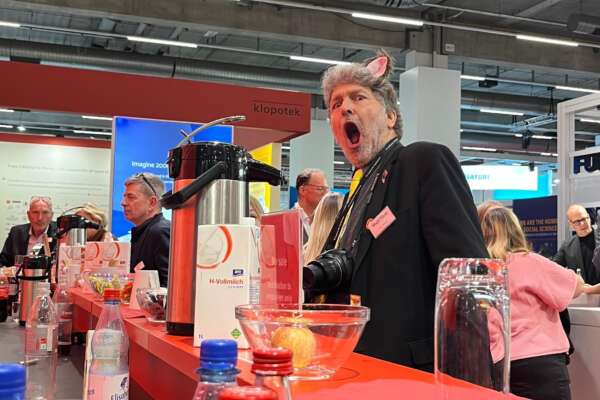 Der Messe-Mayer macht ein erschrockenes Gesicht in die Kamera