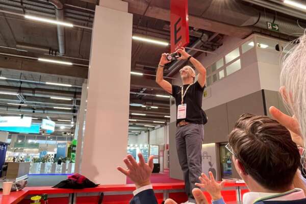 Markus Fertig steht auf der Infotheke, um ein Foto zu machen