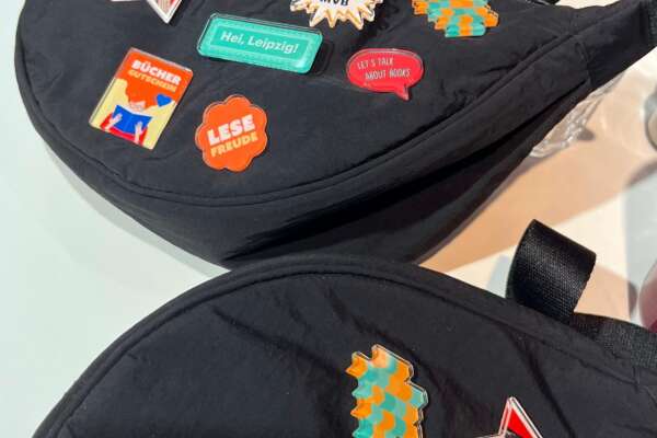 schwarze Taschen mit bunten MVB-Pins