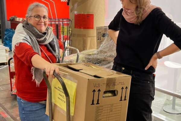 Helen Emig und Angie Timplan stapeln Kisten