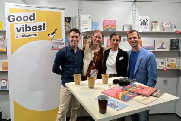 Thomas, Annika, Katharina und Kai-Uwe stehen Arm in Arm am Livo-Stand
