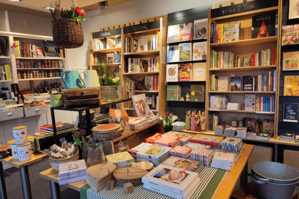Der Büchertisch in der Kochecke bestückt mit Büchern und passend dekoriert in der Bücherinsel in Dieburg.