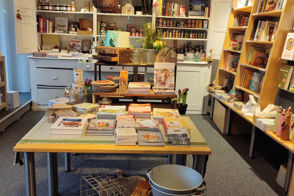 Büchertische, Bücherregale und eine Küchenzeile, gefüllt mir Büchern, in der Kochbuchecke in der Leseinsel Dieburg.
