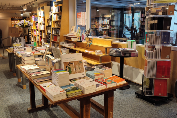 Ein Tisch gefüllt mit Büchern in der Bücherinsel in Dieburg.