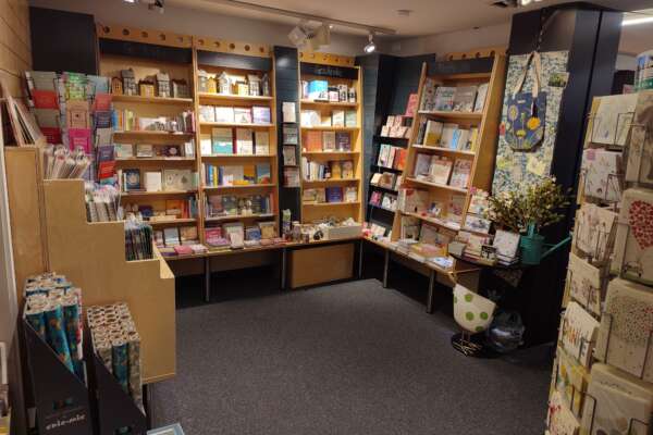Regale mit Karten, Geschenkpapier und Geschenkbüchern in der Bücherinsel in Dieburg.