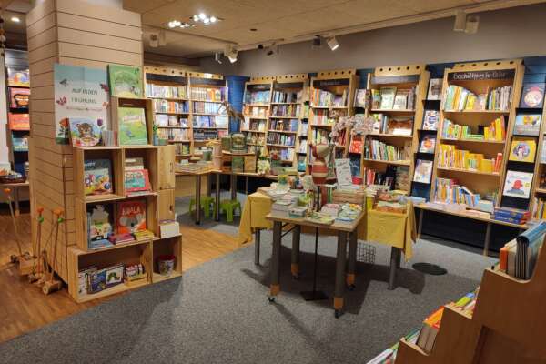 Bücherregale und Büchertische in der Kinderecke der Bücherinsel in Dieburg.
